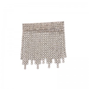 Temperament plin de broșă de ciucuri